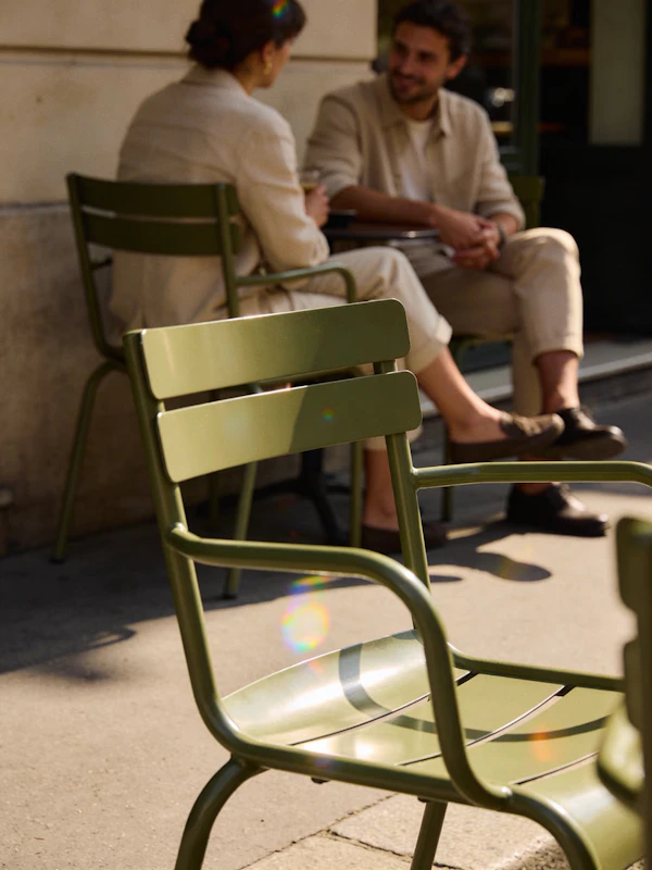 Outdoor Café Chat