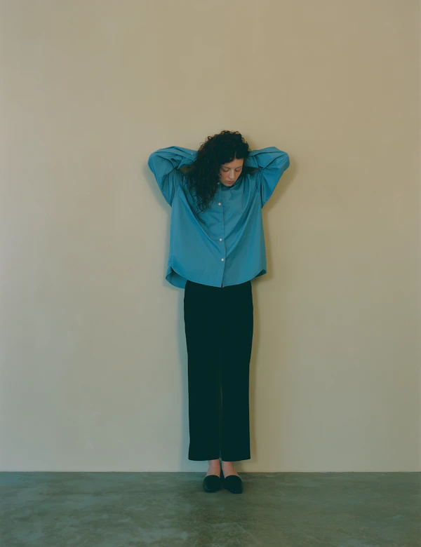 Relaxed Minimalist Pose