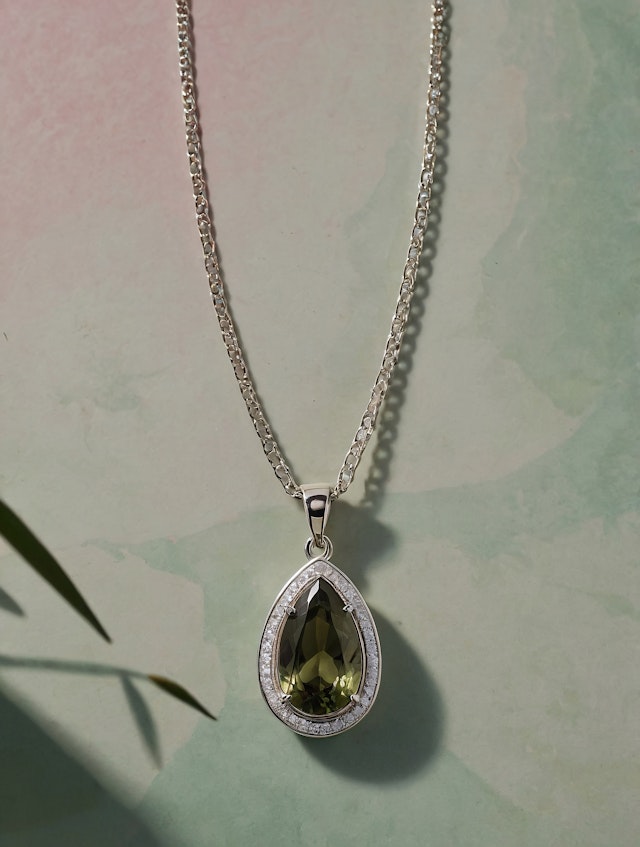 Elegant Teardrop Pendant Necklace