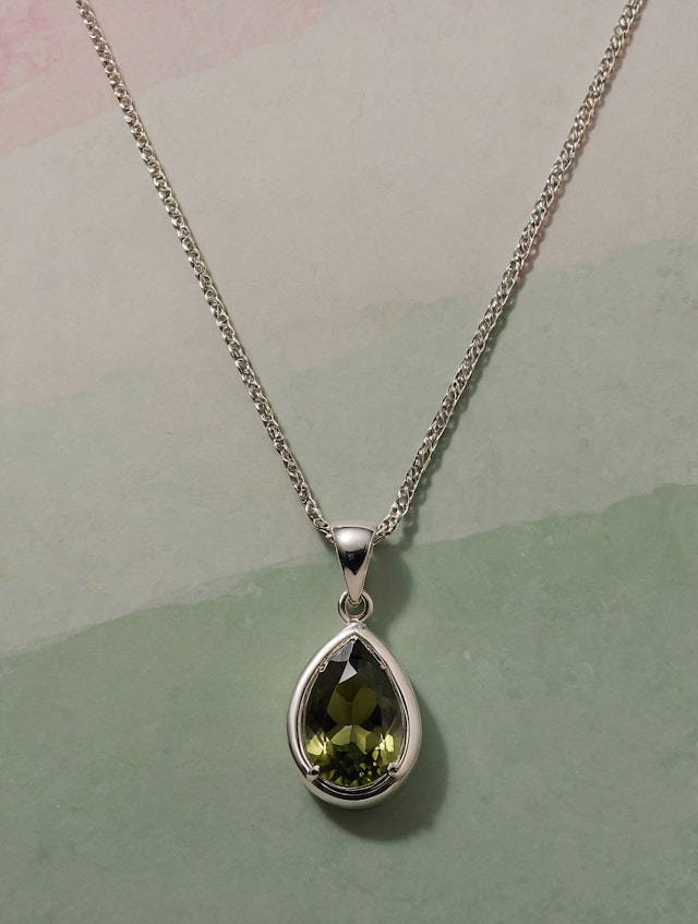 Elegant Teardrop Pendant Necklace