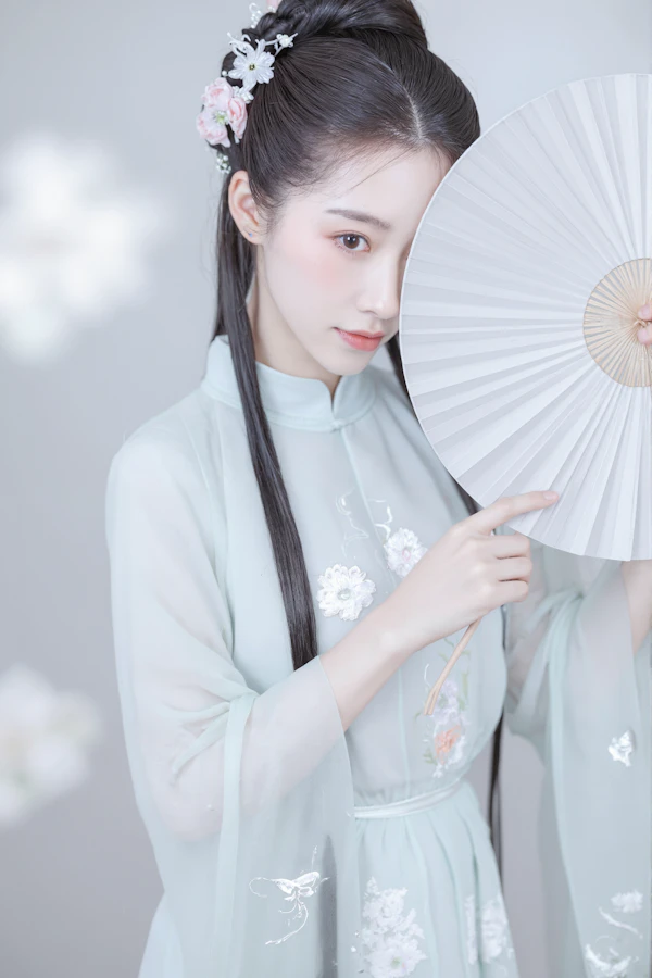 Elegant Hanfu Portrait