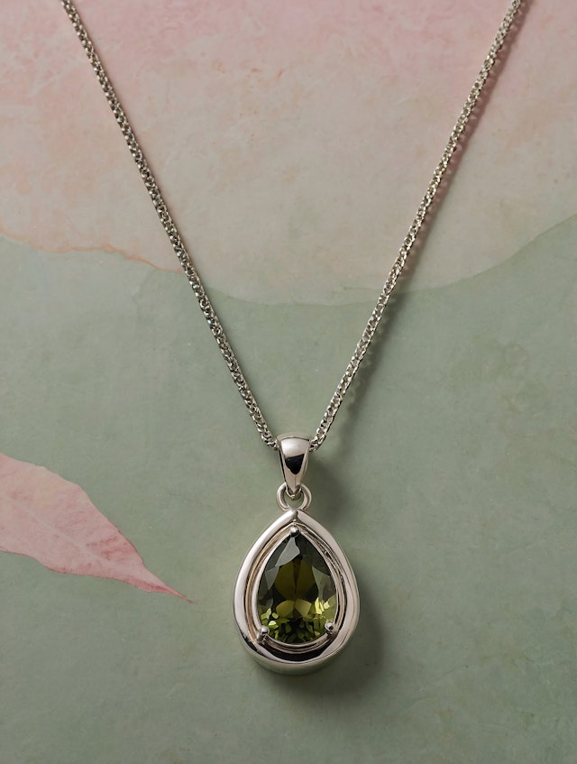 Elegant Teardrop Pendant Necklace