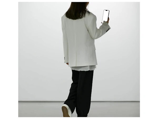 Modern Minimalist Pose