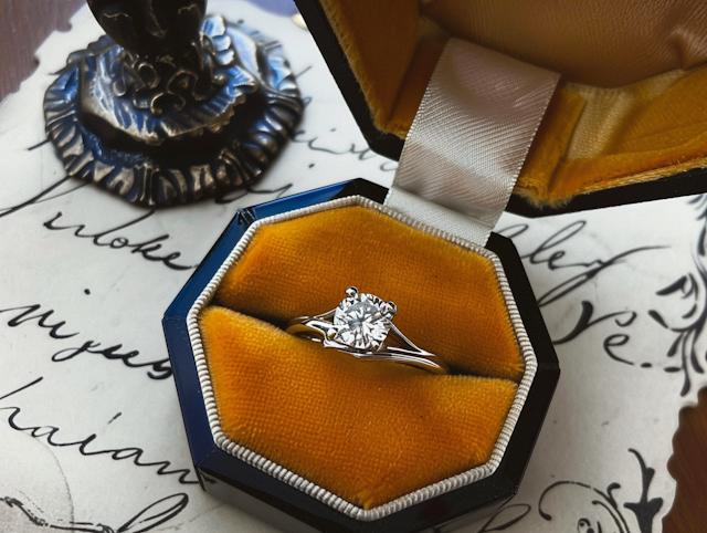 Elegant Diamond Engagement Ring with Antique Charm