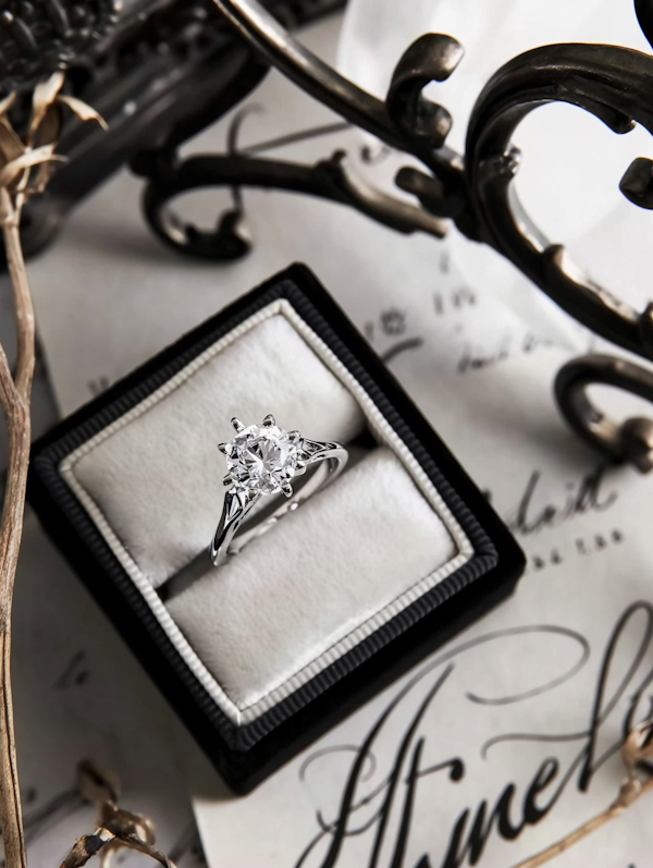 Elegant Diamond Ring in Artistic Setting