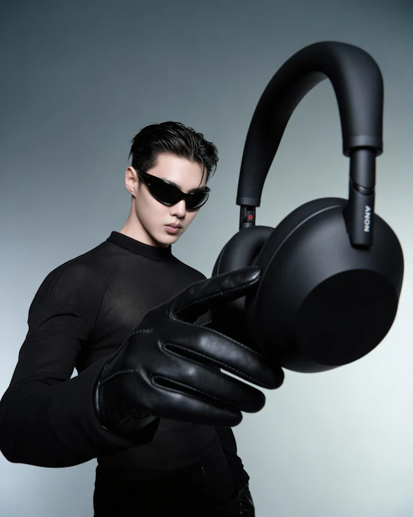Futuristic Headphone Display