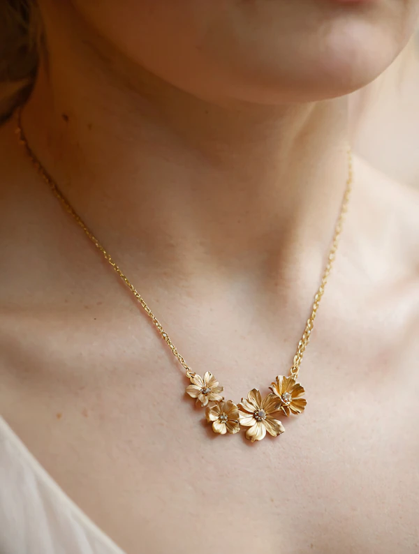 Elegant Gold Floral Necklace